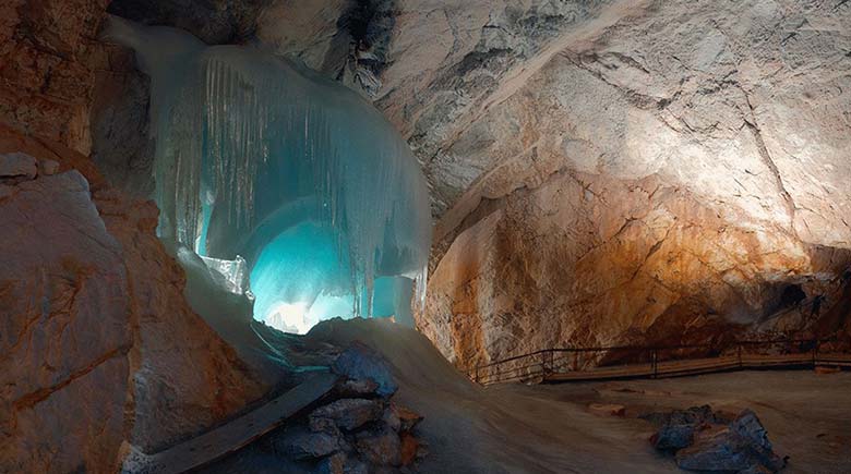 Ледяная пещера Айсризенвельт