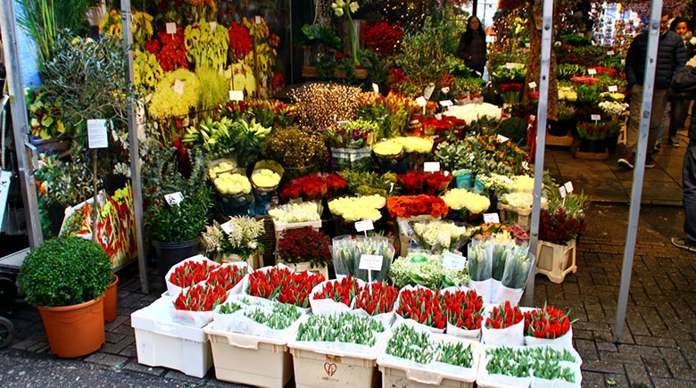 Плавучий цветочный рынок