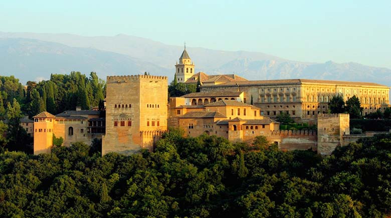 Дворец Альгамбра